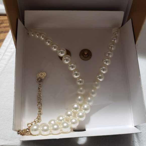 Beautiful Monet Faux Pearl Goldtone Necklace with Matching Pierced Earrings - Picture 4 of 9